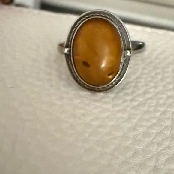 Elegant Silver and Amber Ring - size 9 - Picture 4 of 11